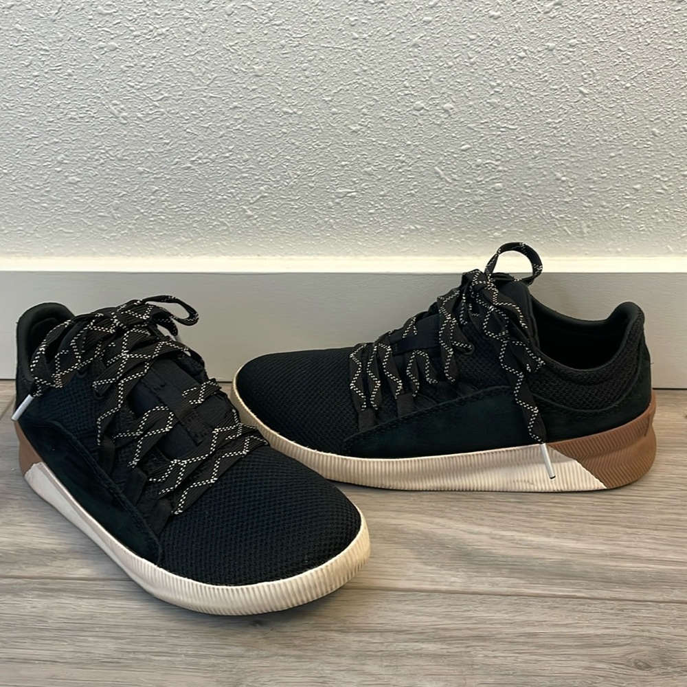 Sorel Women's Out N About Lace Black Sneaker — size 7 very good used condition